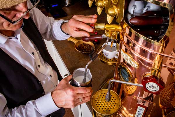 Barista Jens Kirmse bei der professionellen Zubereitung eines Mocha Latte an der Siebträgermaschine