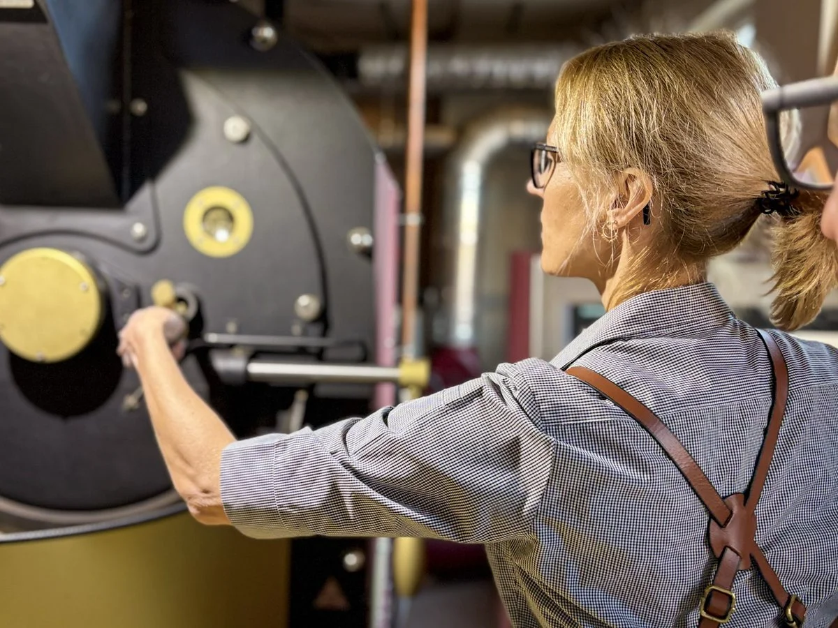 Pulling a sample – coffee roasting at Kaffeerösterei Kirmse, Zwiesel