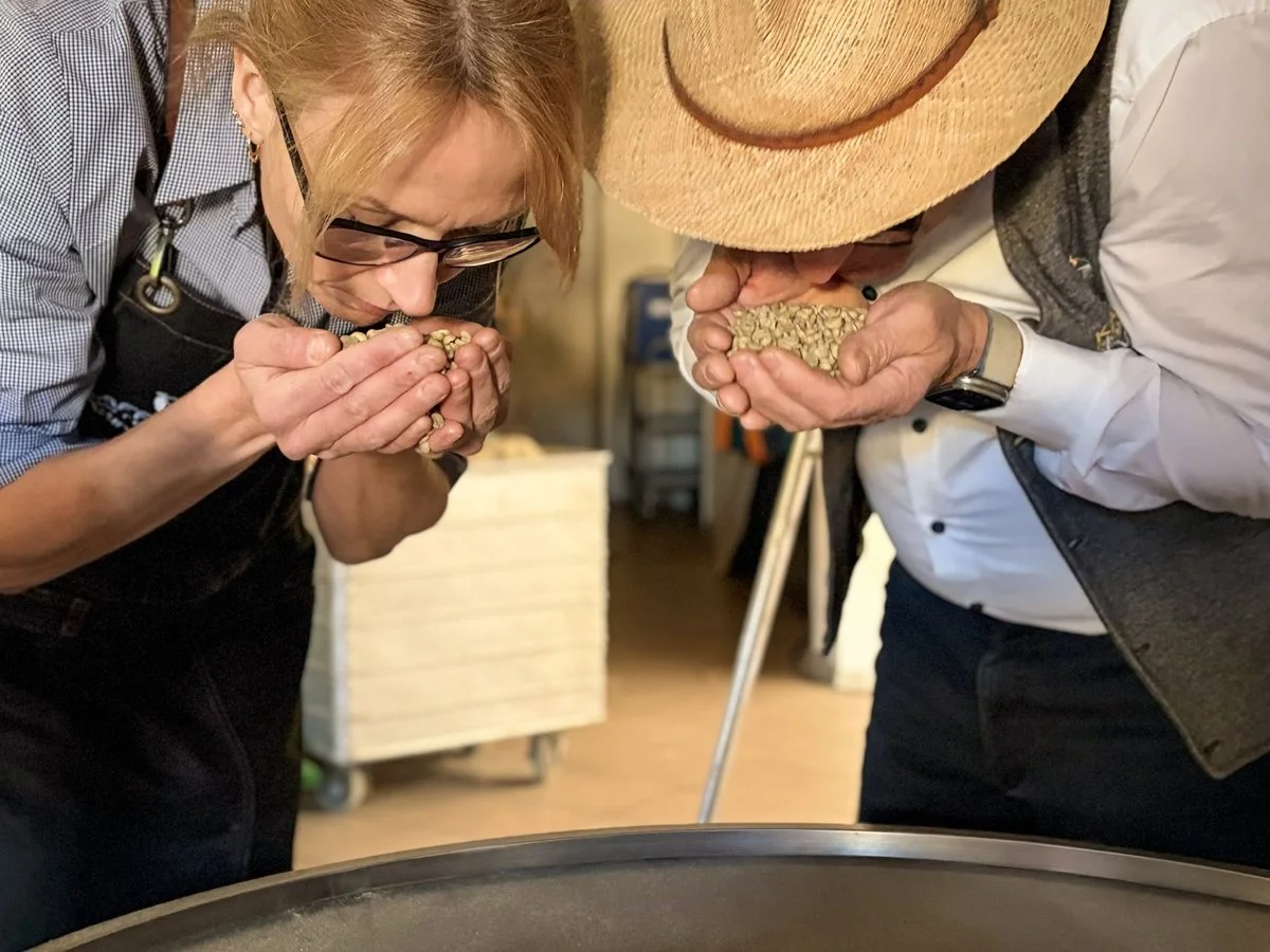 Checking with all senses – coffee roasting at Kaffeerösterei Kirmse, Zwiesel
