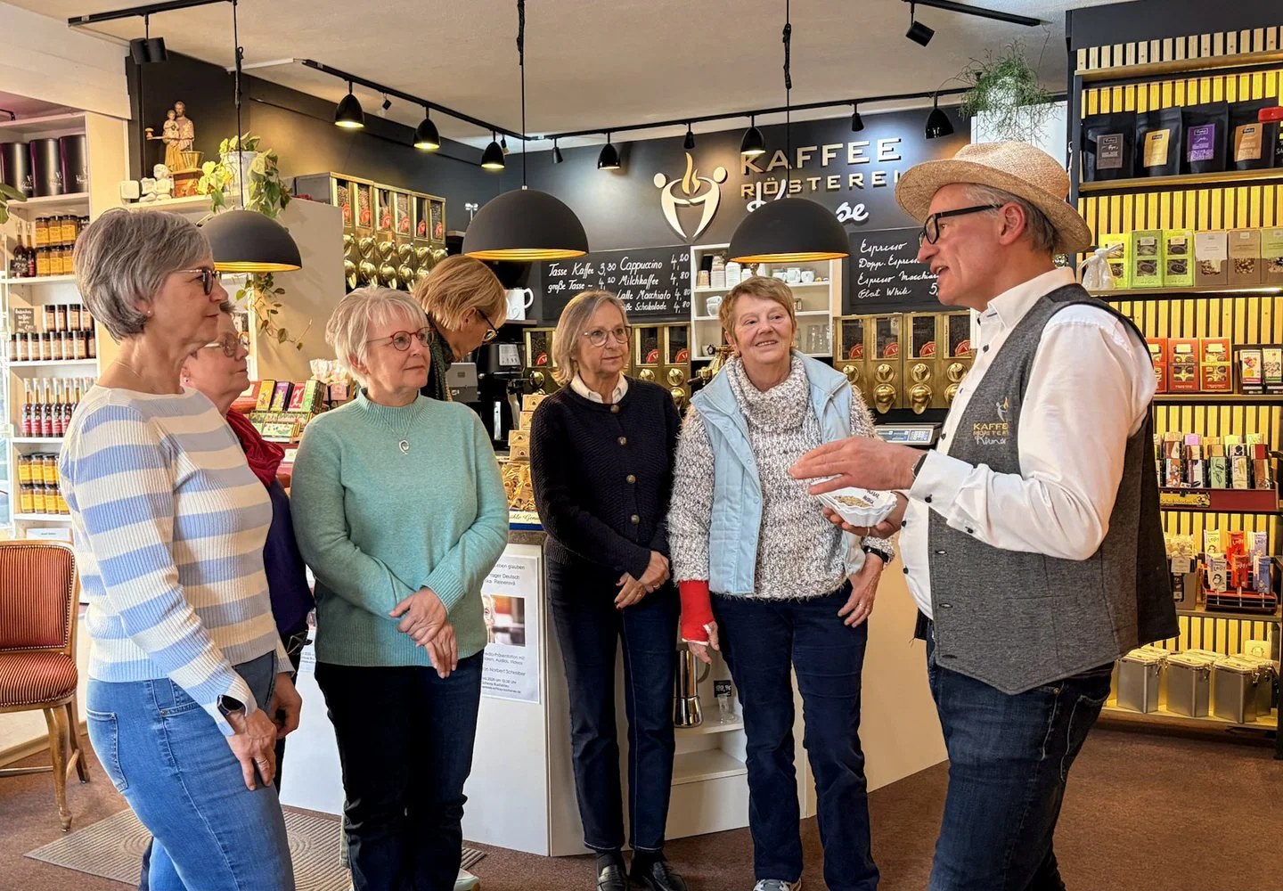 Jens Kirmse talking with guests in the shop of Kaffeerösterei Kirmse