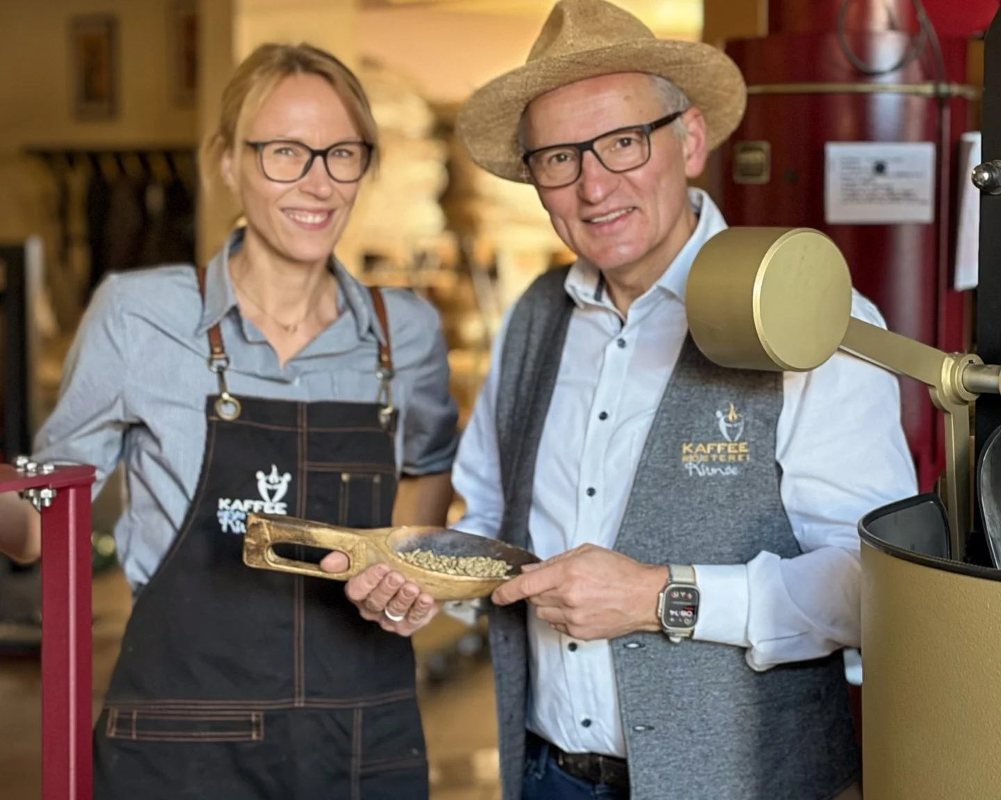 Jens Kirmse with a team member at the Giesen roasting machine of Kaffeerösterei Kirmse