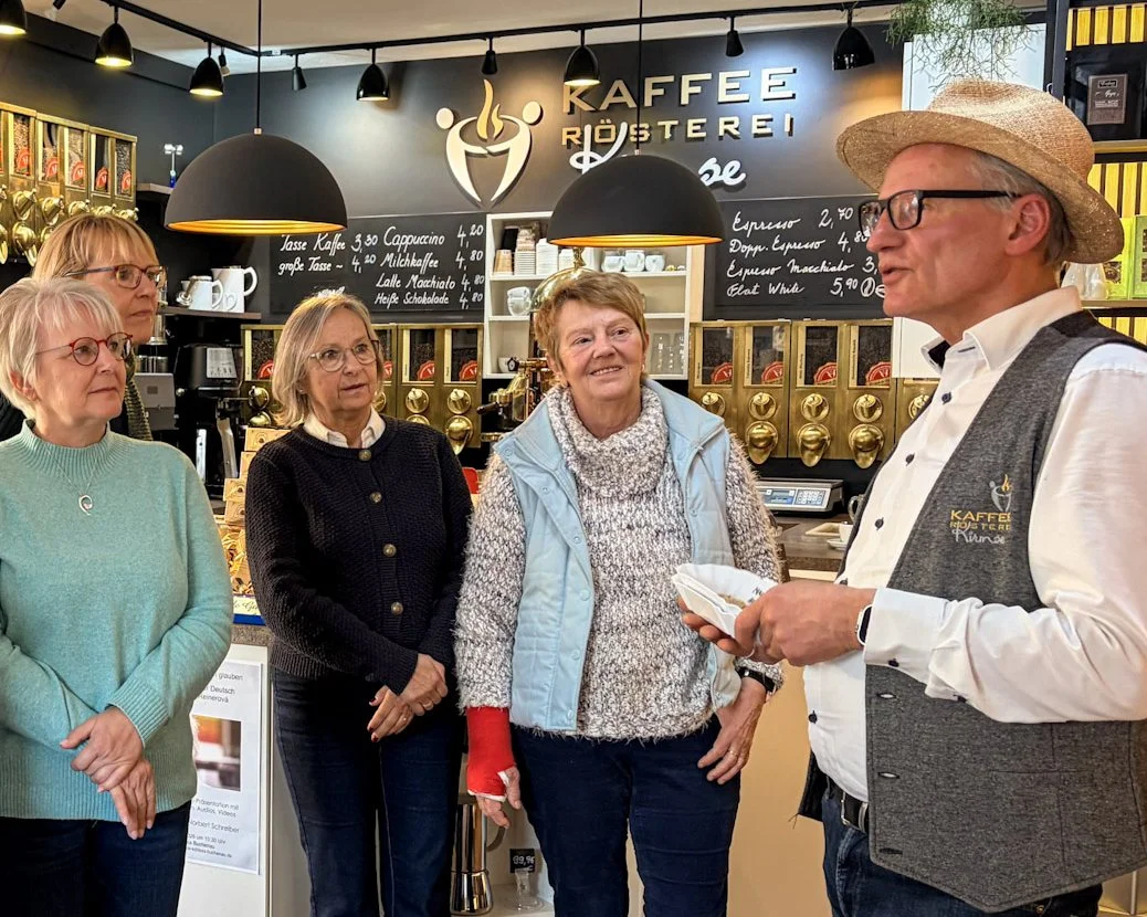 Guests listening to Jens Kirmse in the shop of Kaffeerösterei Kirmse