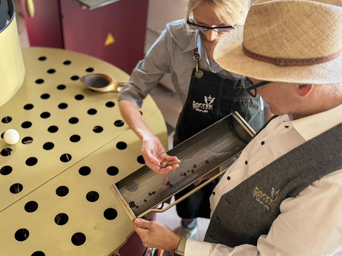 A final check – coffee roasting at Kaffeerösterei Kirmse, Zwiesel