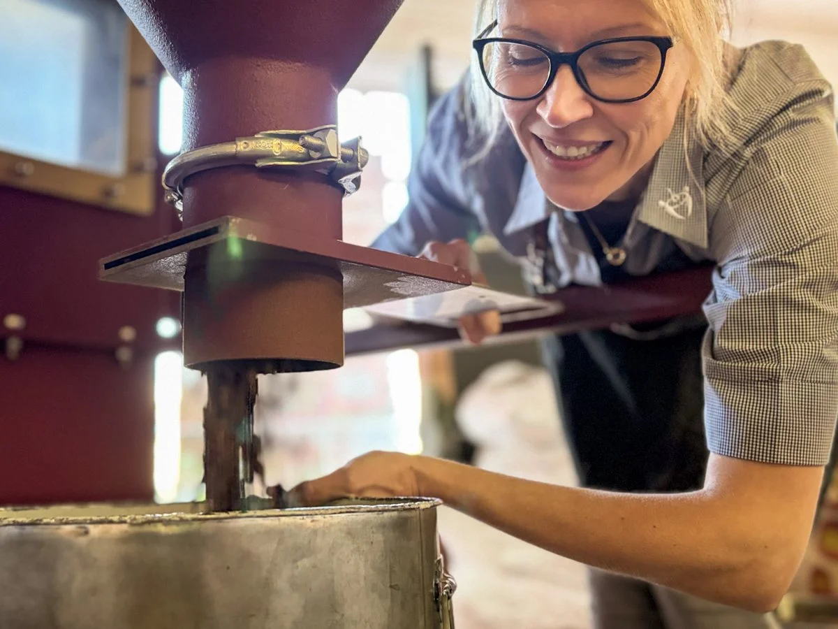 Filling – coffee roasting at Kaffeerösterei Kirmse, Zwiesel
