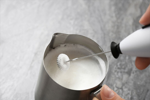Milch für Latte Art aufschäumen